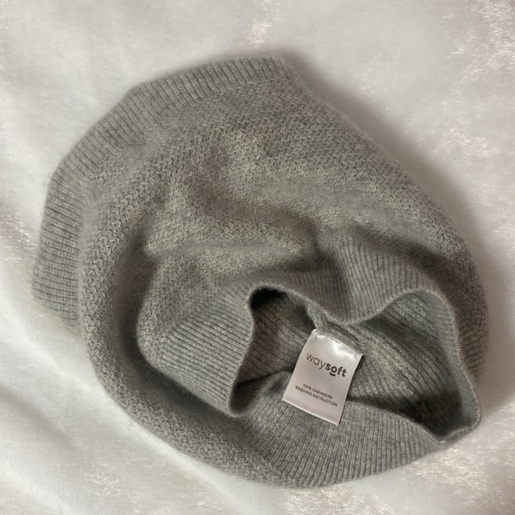 100% Cashmere Hat - Picture 3 of 3